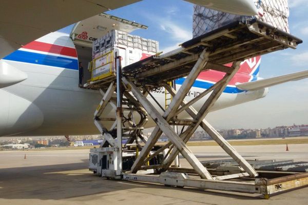 air-transport-loading-container-in-airplane-02.jpg